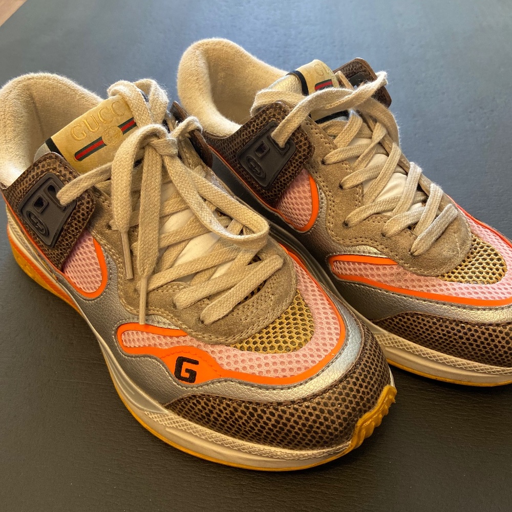Sport shoes